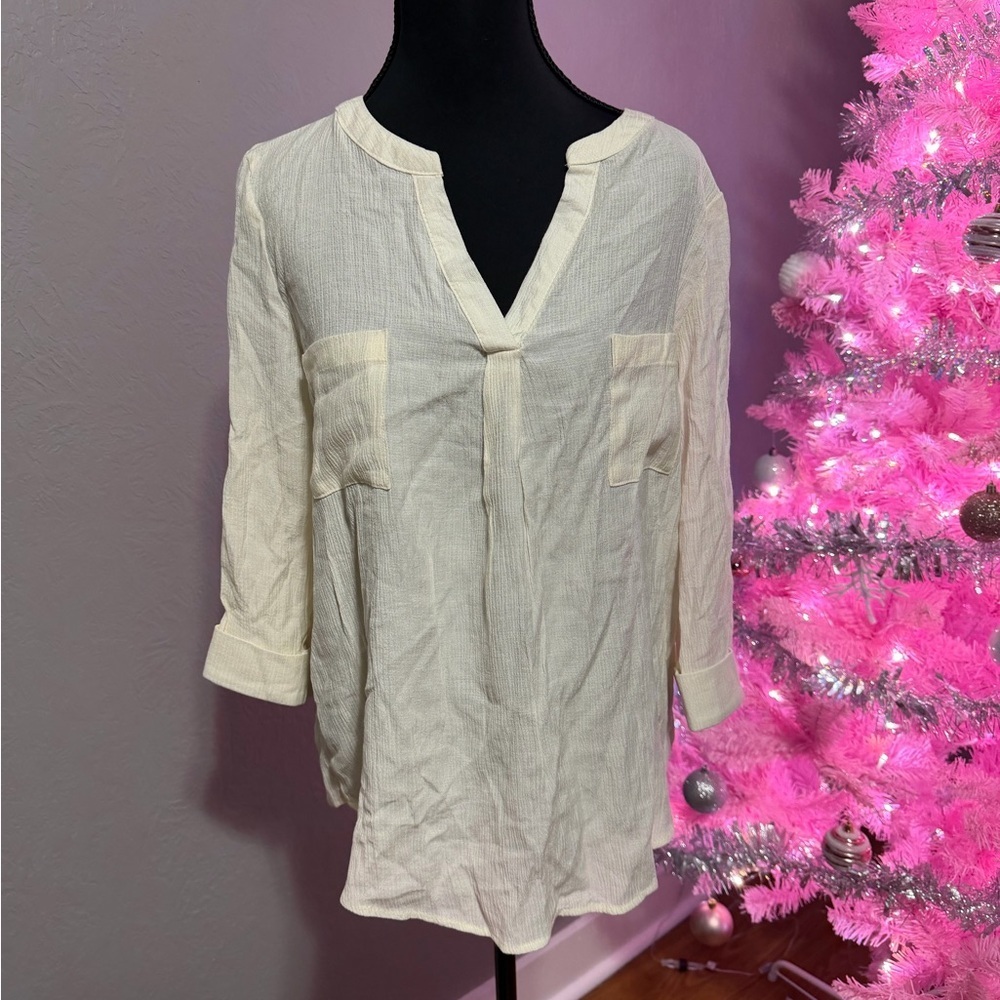 NWT E& M Cream V Neck Tunic Button Down Back Size Large. Style # EM6443